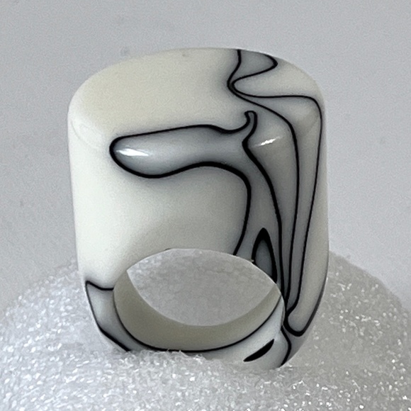 Vintage Lucite Ring Chunky Flat Top Dome White Black Marble Swirl Statement - Picture 14 of 14
